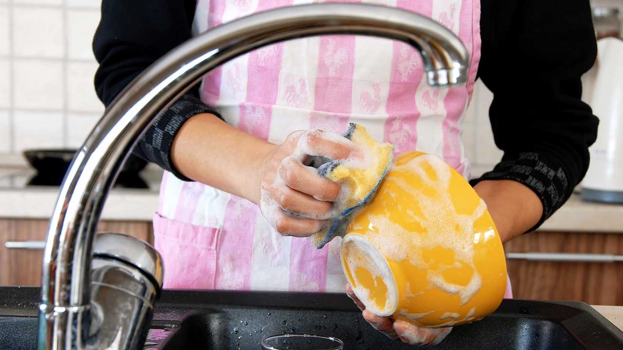 Приметы мыть посуду в гостях